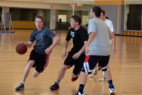 Students play each other during an intramural basketball game in the CU Recreation Center on Wednesday, Oct. 22, 2014 in Boulder, Colo. (Sarah Meisel/CU Independent)