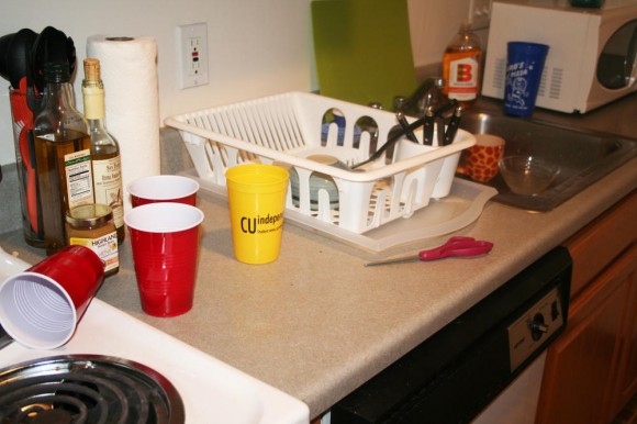 Living on your own brings all kinds of responsibility, including cleaning the dishes. (Alexandra Greenwood/CU Independent)