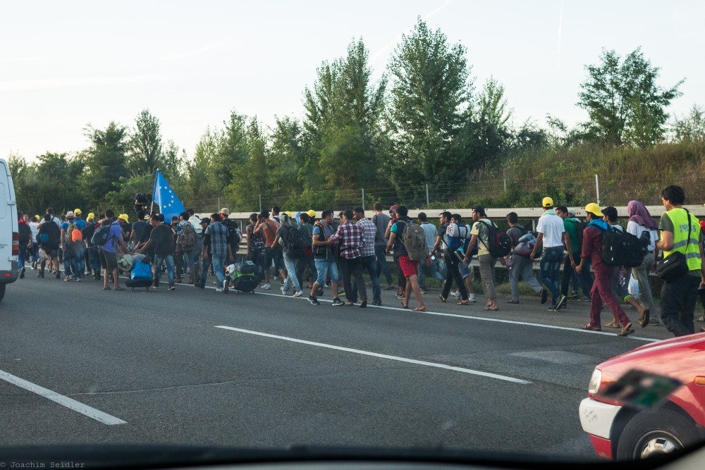 Migrants in Hungary on their march towards Austria. (Photo courtesy of Entbert/Wikimedia Commons) 